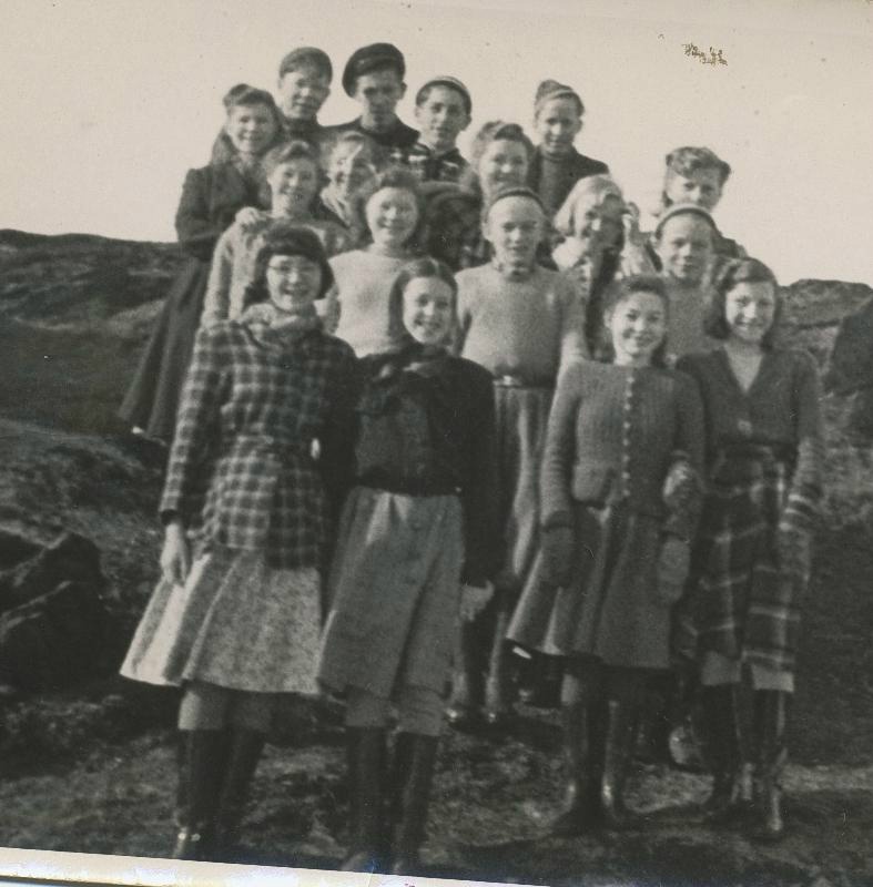 Skolebilde 1950-51- Bakerst fra venstre: Sigrunn Hansen, Rafjord. Einar Nordstrand, Arnold Nilsen, Rafjord. Bjørnulv Nikolaisen, Rafjord og Emil Corneliussen. 2. rekke: Magnhild Hansen, Mary Jægervand, Karin Fredriksen, Skjånes pg Britt Vevik, Skjånes. 3. rekke: Magnhild Karoline Nilsen, Ragnar Persen, Tove Schanche og Odin Bavda. 4. rekke: Olga Mikalsen, Hopseidet. Helle Fermann, Kristine Nilsen og Tordis Kristiansen Foto fra: Eva Olsen Tekst: Odin Bavda.